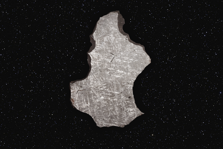 Залізний метеорит, вирізаний і протравлений кислотою, щоб розкрити його кристалічну структуру