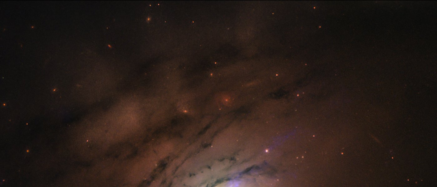На відстані 156 мільйонів світлових років в центрі активної галактики IC 5063 виявляється суміш яскравих променів і темних тіней..